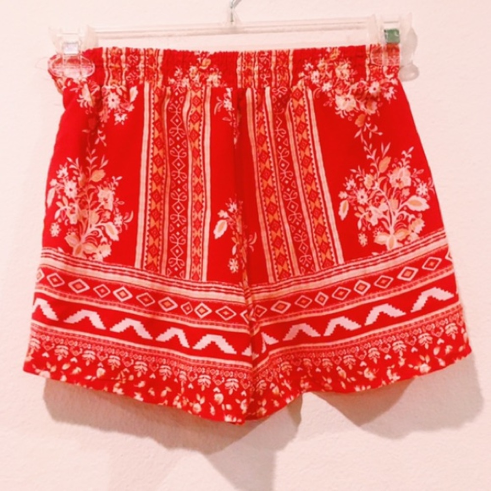 RED AND WHITE FLORAL FLOWY SHORTS